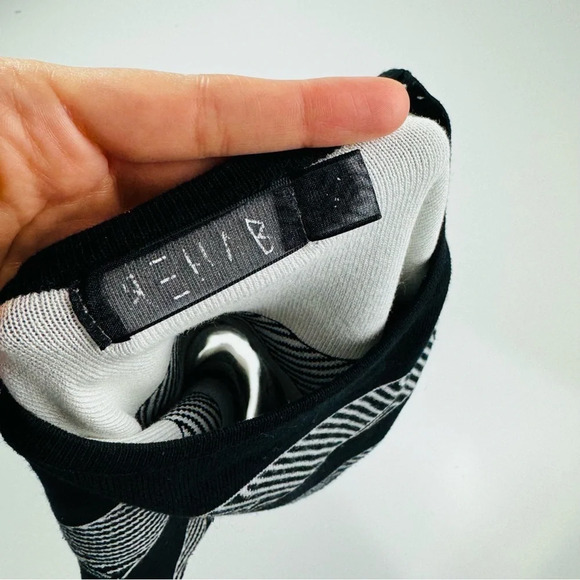 Rehab Black And White Knit Cropped Top Size Small - Picture 9 of 9